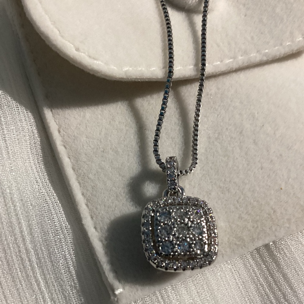 - 💋Gorgeous Cz Diamond cluster Square Cushion shaped pendant necklace.m